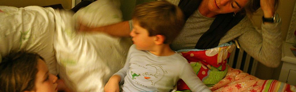 mère et enfants au coucher