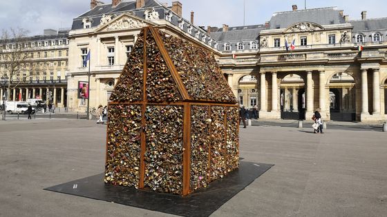 L'artiste Carmen Mariscal interroge sur la symbolique du cadenas, les pièges conjugaux et domestiques avec son oeuvre place du Palais Royal.