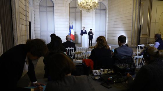 Olivier Véran, ministre de la santé, annonce que les rassemblements de plus de 1000 personnes sont interdits en France ©Maxppp - Frédéric Dugit