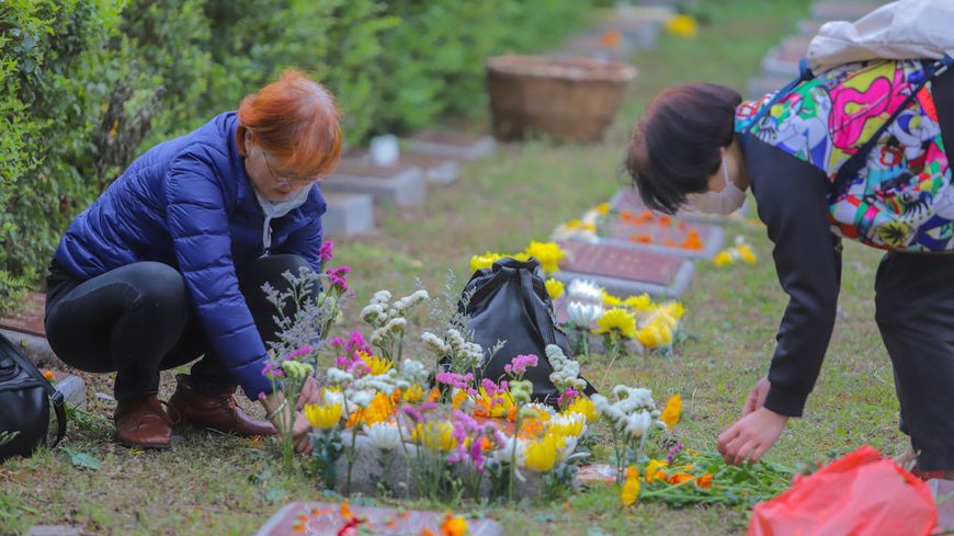 Des familles fleurissent les tombes de leurs morts dans le cimetière de Chengdu, le 28 mars 2020.