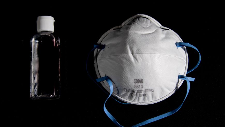 Un tube de gel hydro-alcoolique et un masque de protection FFP2.