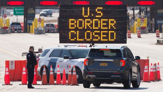 Après le déni, le repli national, Donald Trump a fermé unilatéralement les frontières américaines. Le leadership américain s’est évaporé. ©AFP - Lars Hagberg / AFP