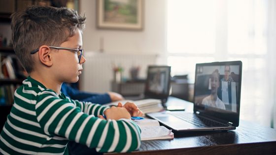 Léo, confiné, s'exerce à parler espagnol ©Getty - Imgorthand