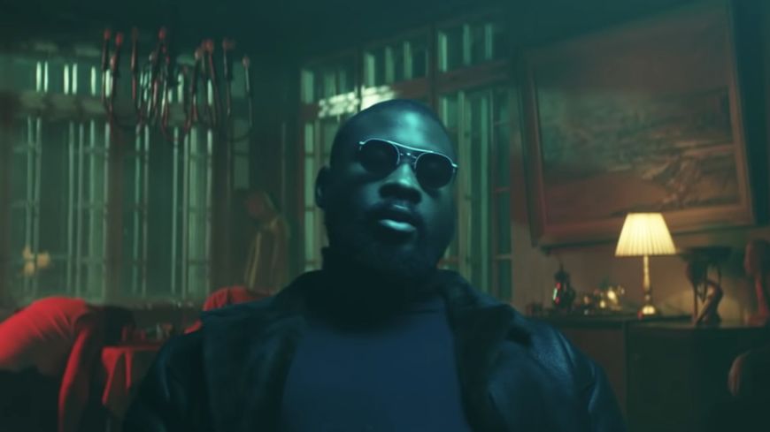 Damso dans le clip "Γ. Mosaïque Solitaire" (réal : M+F)