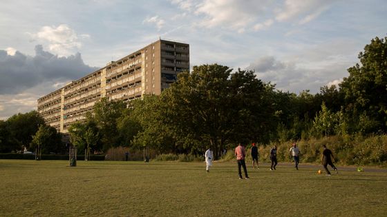 Partie improvisée de football sur la pelouse d'une cité ©Getty - Sam Mellish