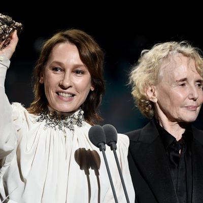 Emmanuelle Bercot et Claire Denis lors de l'annonce du César de la meilleure réalisation, attribué à Roman Polanski, 28 février 2020 à la Salle Pleyel, Paris.