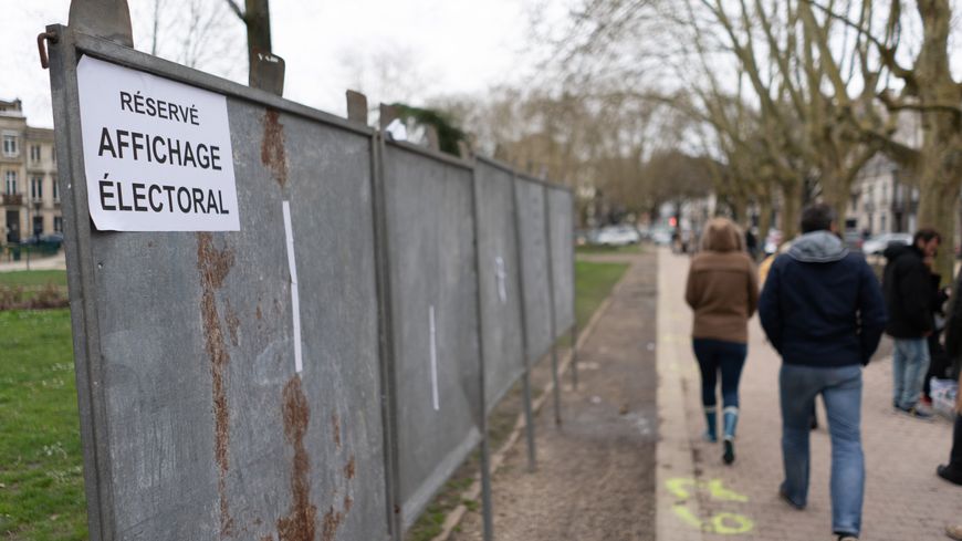 Dans une centaine de villes, les panneaux électoraux vont rester vierges