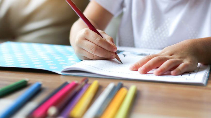 Cela fait une semaine que les parents font classe à leurs enfants, deux semaines pour les Corses