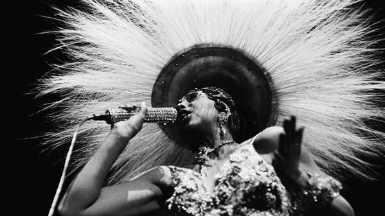 Comment une célèbre chanteuse de music-hall peut-elle disparaître dans un trou noir ? ©Getty - Gamma-Keystone