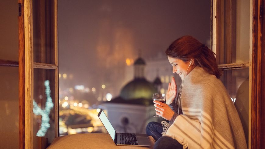 Prendre un verre entre amis, mais à distance, c'est l'une des tendances du confinement.