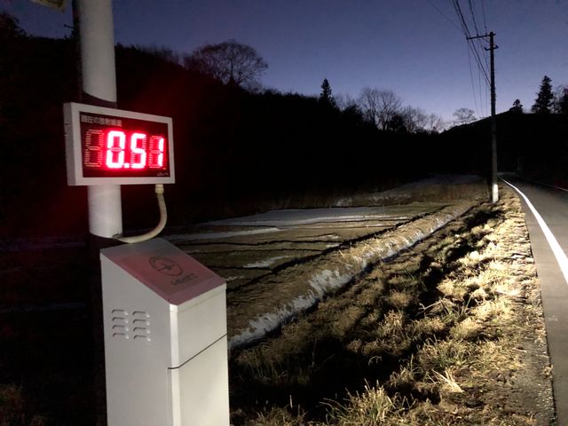 Dans la campagne près de IItate, des bornes de mesure de radioactivité sont présentes partout dans le paysage en microsieverts par heure.