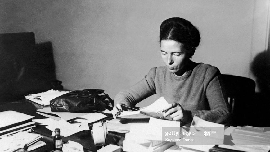 Simone de Beauvoir attablée à son bureau, en 1953
