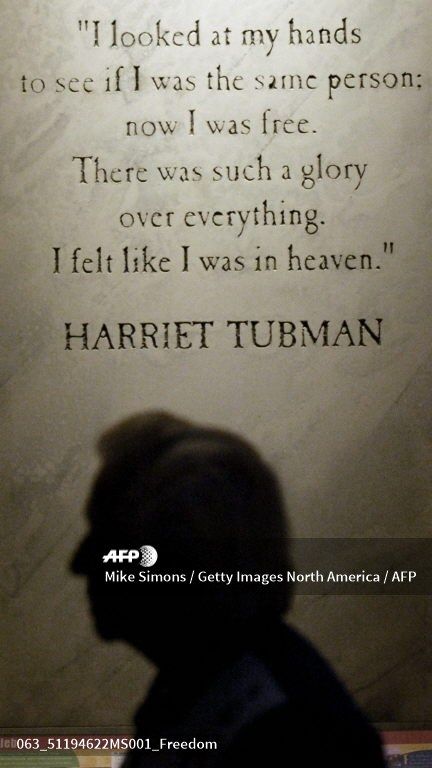 Un visiteur devant une plaque portant la citation d'Harriet Tubman au National Underground Railroad Freedom Center à Cincinnati (Ohio), en août 2004
