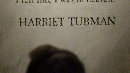 Un visiteur devant une plaque portant la citation d'Harriet Tubman au National Underground Railroad Freedom Center à Cincinnati (Ohio), en août 2004