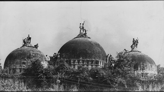Images d'archives du litige entre Babri Masjid Ram Mandir et Ayodha. Au sommet de la mosquée Babri peu de temps avant sa démolition le 6 décembre 1992 à Ayodhya ©Getty - Sanjay Sharma / Hindustan Times