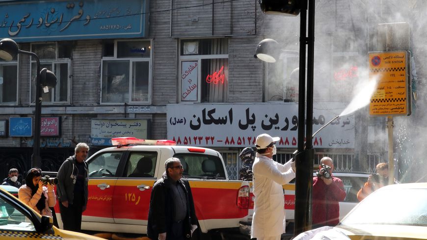 Opération désinfection dans les rues de la capitale iranienne, Téhéran.