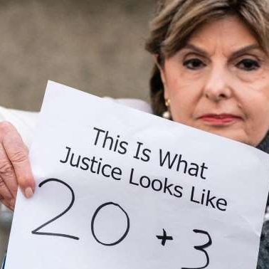 Gloria Allred, avocate de trois des plaignantes de l'affaire Weinstein, devant le tribunal après l'annonce du verdict de l'affaire Weinsteimars 2020.)