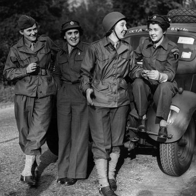 16 novembre 1944: Deux 'Women's Auxiliary Army Corps" font partie d'un convoi de pilotes se rendant à Paris et seront parmi les premières femmes à conduire leur propre véhicule à travers la France.