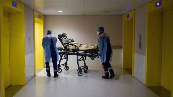 Paris, France, le 23 Mars 2020 : les benevoles de la protection civile font du transferts de patients infectes par le COVID 19 et ayant des problemes respiratoires dans les hopitaux parisien ©AFP - Nathan Lain / Hans Lucas / Hans Lucas via AFP