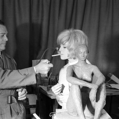 Eddie Constantine et Nicole Courcel lors du tournage du film "Nick Carter et le trèfle rouge" réalisé par Jean-Paul Savignac en 1965, France.
