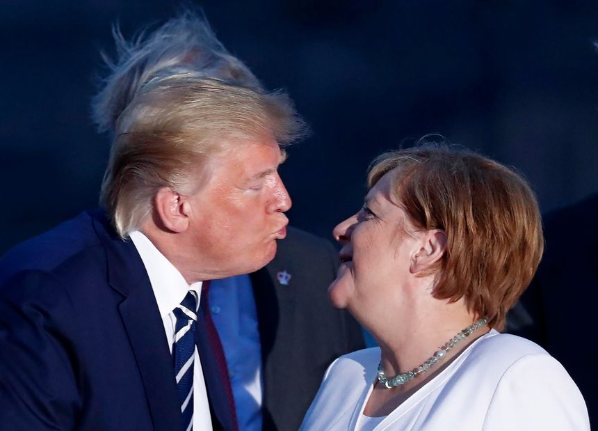 La bise est une tradition dans de nombreux pays : ici, le président américain Donald Trump et la chancelière Angela Merkel se saluent lors du G7 à Biarritz le 25 août 2019.