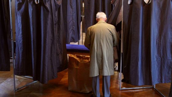 Photo prise le 16 mars 2008 dans un bureau de vote à Paris. ©AFP - JOEL SAGET
