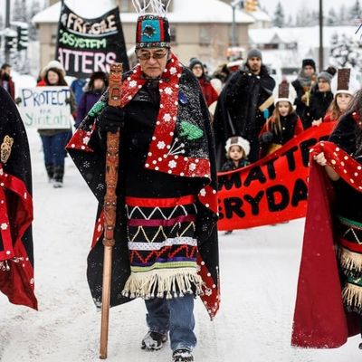 Les chefs héréditaires des Wet'suwet'en, Rob Alfred, John Ridsdale et Antoinette Austin, qui s'opposent au pipeline Coastal GasLink, en Colombie-Britannique.