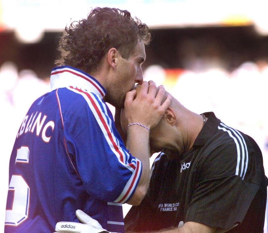 Une tradition qui a porté chance à l'équipe de France lors de la coupe du monde de football 1998 : le baiser de Laurent Blanc sur le crâne de Fabien Barthez avant chaque match. Ici le 28 juin à Lens.