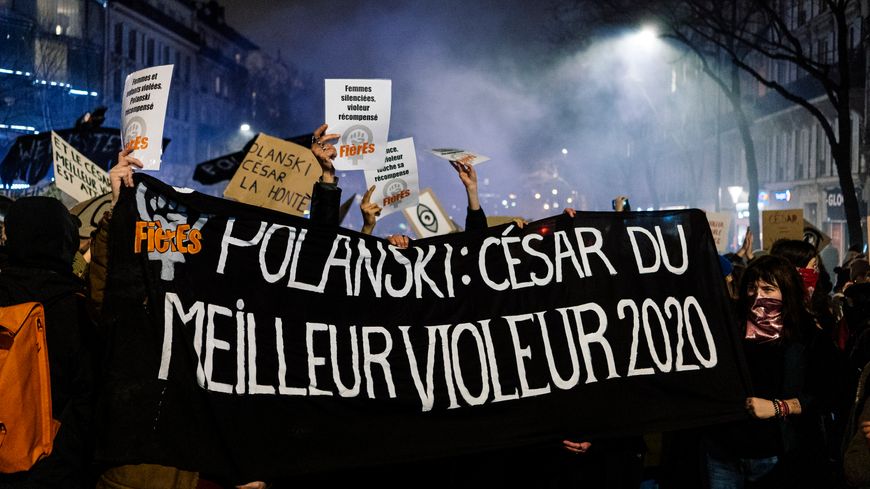 Les manifestantes féministes rassemblées devant la salle Pleyel à Paris pour la 45e cérémonie des César, le 28 février 2020.