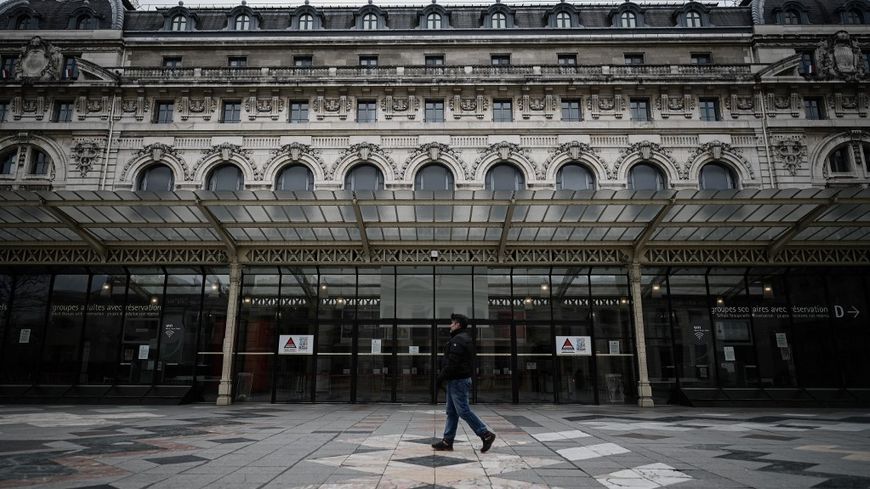 Le parvis désert du musée d'Orsay, fermé au public