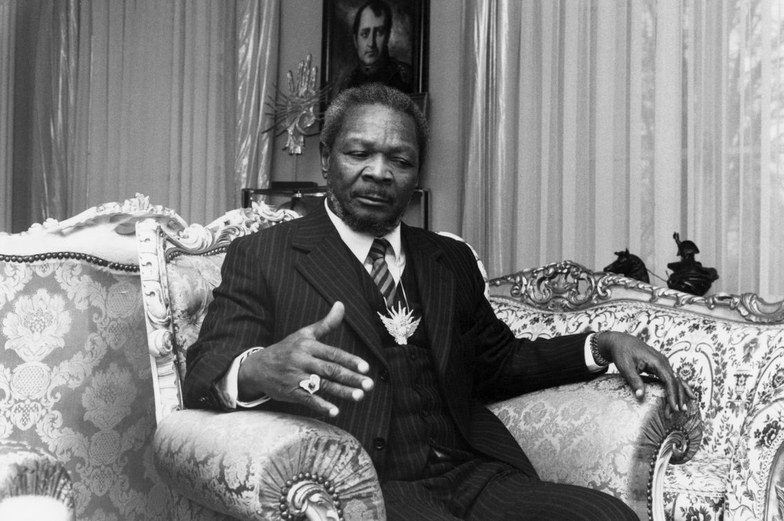 Le dictateur centrafricain Jean-Bedel Bokassa, auto-proclamé Empereur, dans le salon de son château d'Hardricourt le 6 décembre 1984 à Hardricourt, France