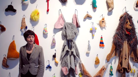 Annette Messager, au cœur de sa grande exposition rétrospective "Les Messagers", en juin 2007, au Centre Pompidou à Paris ©AFP - Martin Bureau