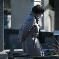 Une femme porte un masque dans les rues de Paris ce dimanche 15 mars 2020
