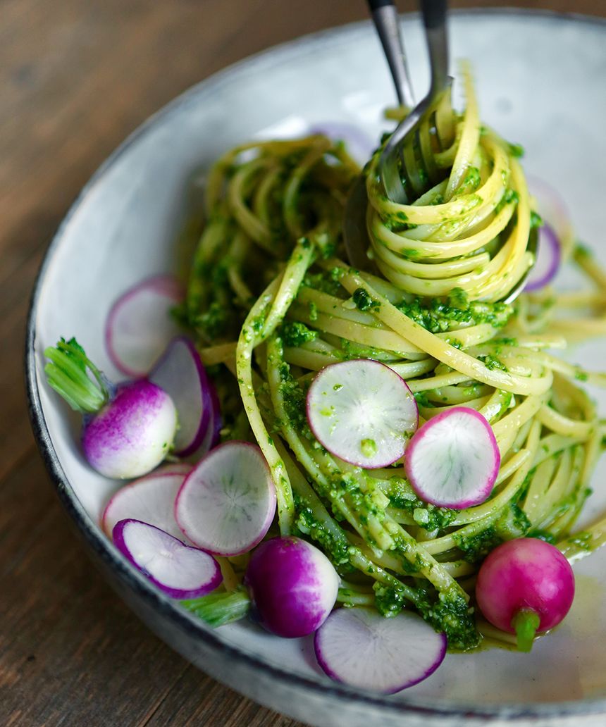 Linguine de printemps aux radis, pesto de fanes