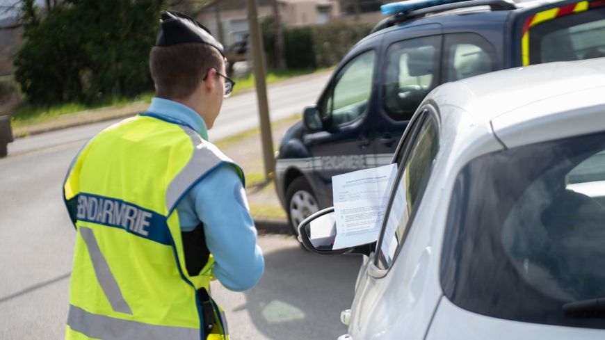 Contrôle de police entre la gendarmerie national et la police municipale dans le cadre de la mesure de confinement dû a l’evolution de l’épidemie du COVID-19, à Excideuil, village de 1000 habitants (17 Mars 2020)