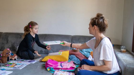 Comment se passe la vie de famille, et l'école à la maison au temps du covid-19 ? ©Getty - Tim Clayton - Corbis