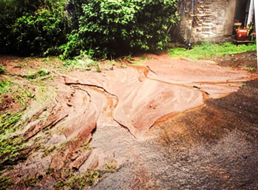 Par forte pluie, de la boue chargée de résidus de pesticides et de lisier en provenance du champ qui surplombe sa maison se déverse directement dans la cour de Catherine.