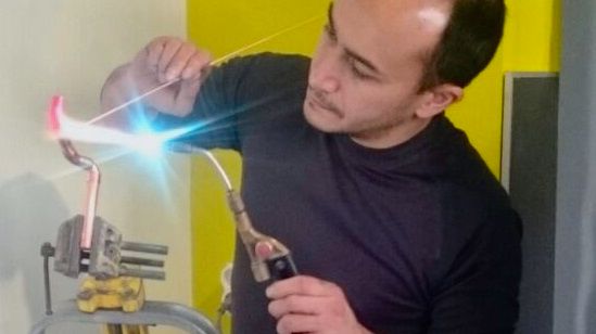 Pour Bruce Barelly, plombier à Paris, le début du confinement rime avec inactivité. Ici, une photo prise avant le confinement !