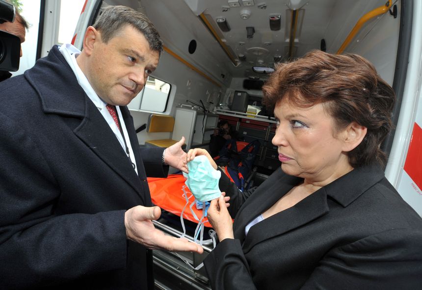 Roselyne Bachelot-Narquin (à droite), ministre de la Santé en 2009, visite l’hôpital Necker (Paris), avec son directeur, le professeur Pierre Carli (à gauche), le 3 mai 2009.