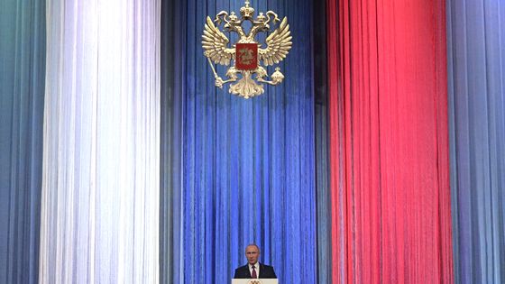Des amendements voulus par Poutine doivent ajouter un volet plus identitaire à la Constitution russe ©AFP - ALEXEY DRUZHININ / SPUTNIK