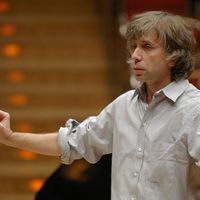 Le flûtiste et chef d'orchestre italien Giovanni Antonini dirige l'Orchestre de chambre de Bâle à la Philharmonie de Cologne en 2004
