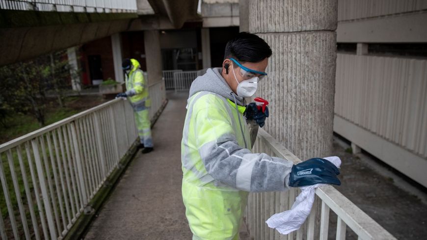Une équipe de nettoyage à Suresnes près de Paris, le 18 mars (photo : Thomas Samson)