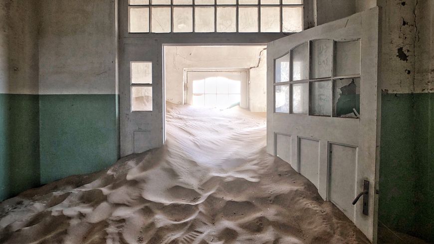 Un hôpital abandonné, dans la ville fantôme de Lüderitz en Namibie.