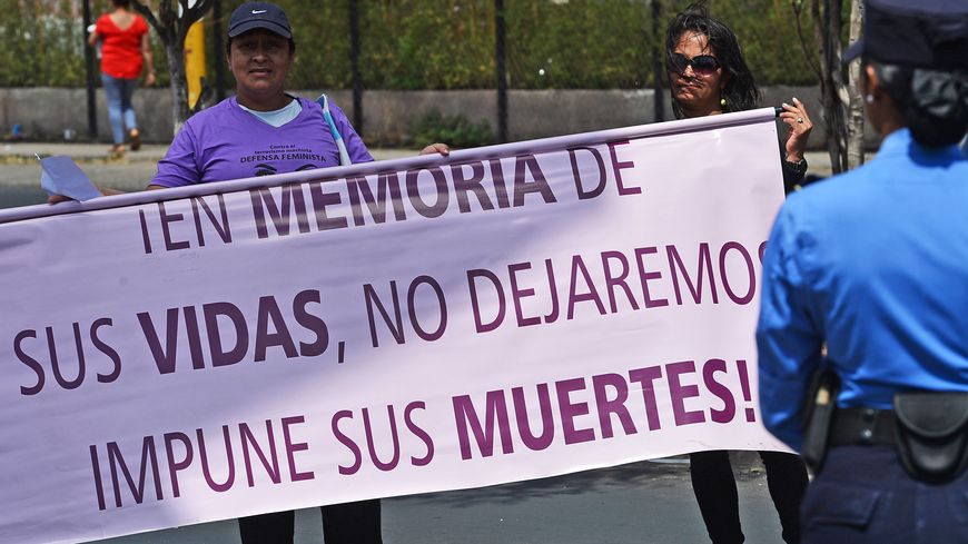 "Nous ne laisserons pas leurs morts impunies". Des Honduriennes manifestent contre les féminicides le 6 mars 2020 à Tegucigalpa.