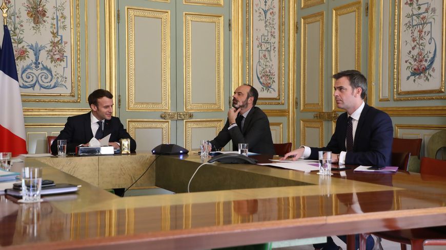 Emmanuel Macron, Edouard Philippe et Olivier Véran lors d'une réunion à l'Élysée le 24 mars 2020