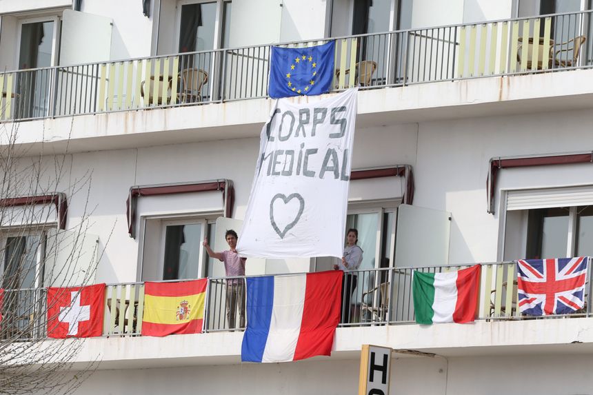 A Saint-Raphaël, message de soutien au balcon d'un hôtel