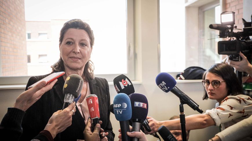 Agnès Buzyn au centre de crise sanitaire le 23 janvier alors que le bilan était de 600 cas et 17 morts en Chine. Deux jours plus tôt, la ministre de la Santé déclarait qu'un risque d'introduction en France était "faible mais pas exclu".