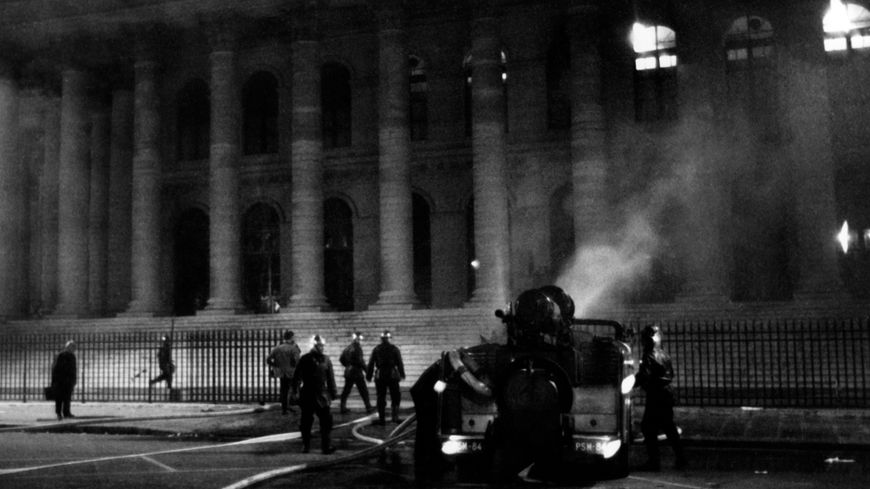 24 mai 1968, des policiers éteignent l’incendie provoqué devant la Bourse (palais Brongniart) par des manifestants