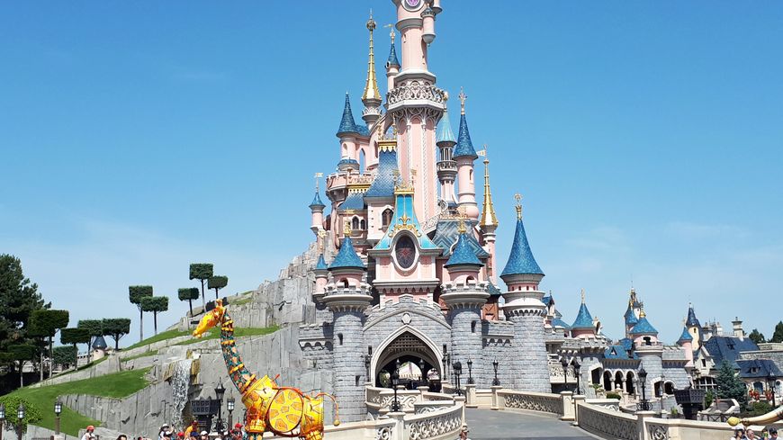 Trois membres d'une équipe de maintenance à Disneyland Paris ont été détectés positifs au coronavirus
