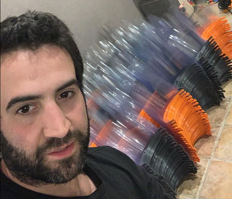 Anthony et son épouse Claire ont transformé leur pavillon de Brunoy (91) en atelier de fabrication de visières de protection